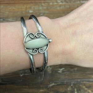 Elegant Silver Bracelet with Cream Stone